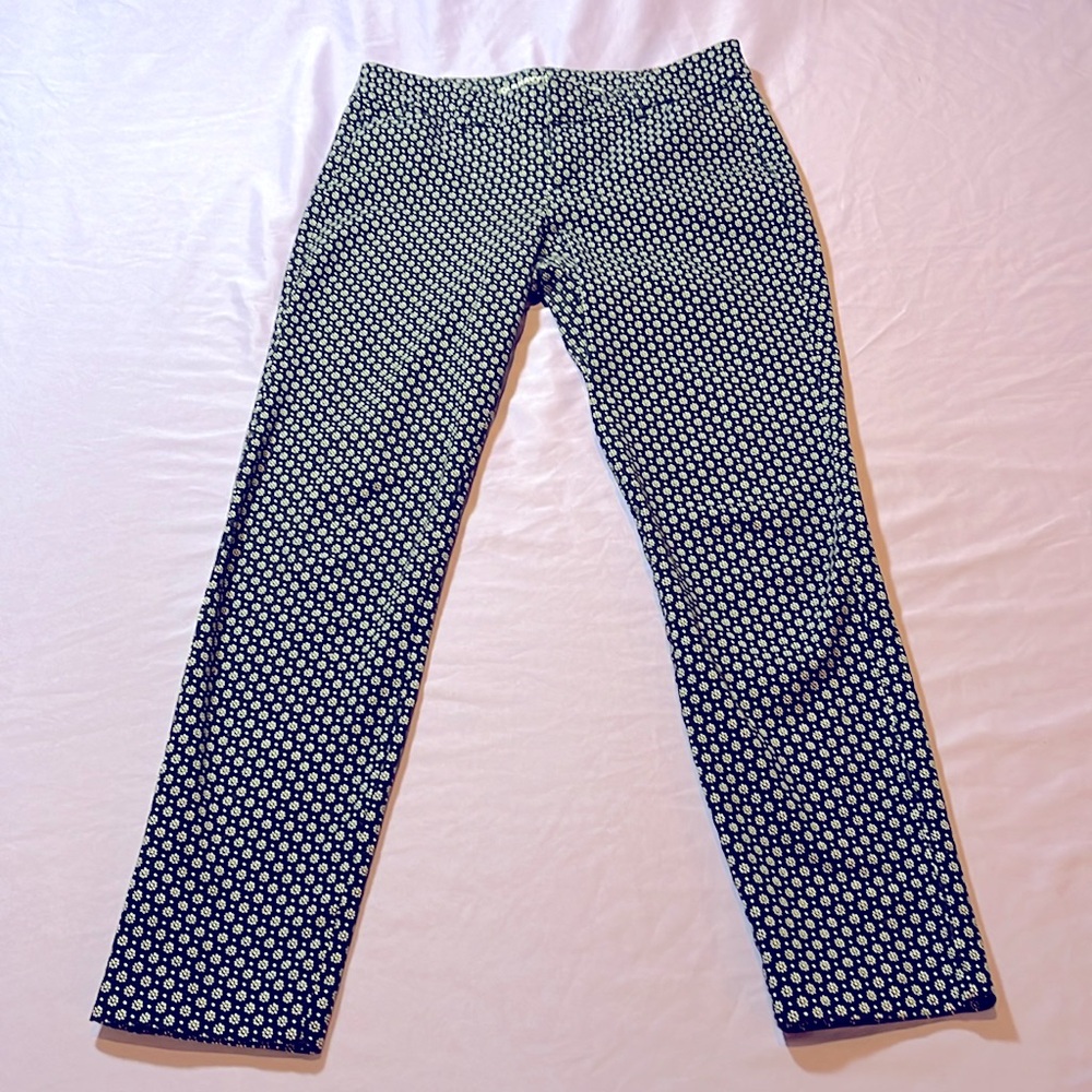 Old Navy Pixie Mid-Rise Black/White Flowers Tapered Leg, Size 2 EXCELLENT C…